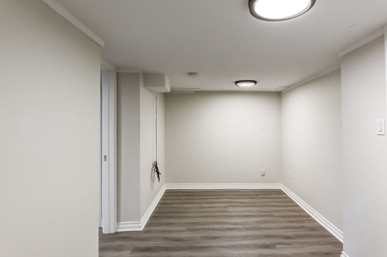 89 Lawrence Ave E - Photo 3 of 14