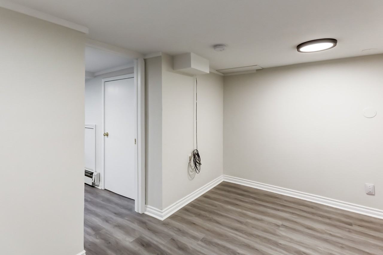 89 Lawrence Ave E - Photo 4 of 14