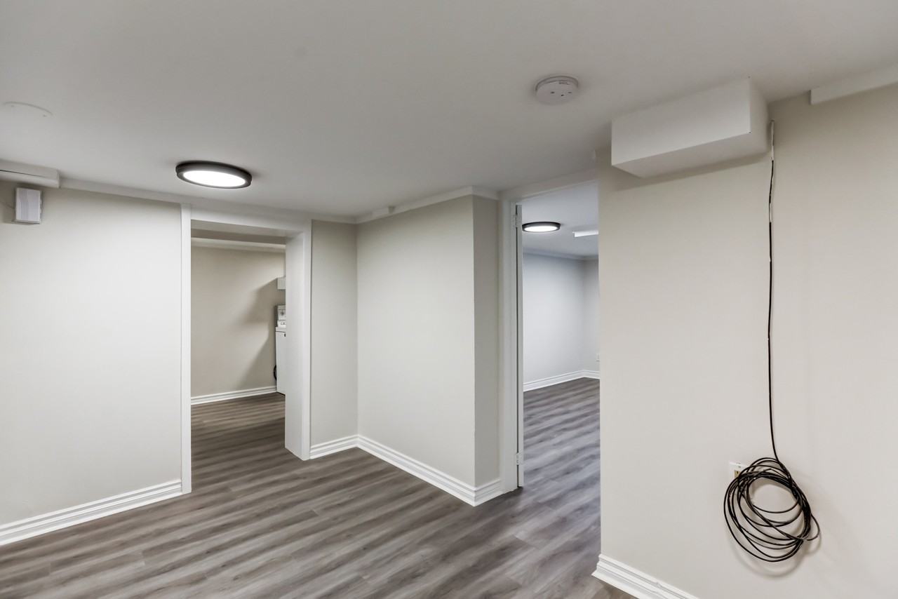 89 Lawrence Ave E - Photo 5 of 14