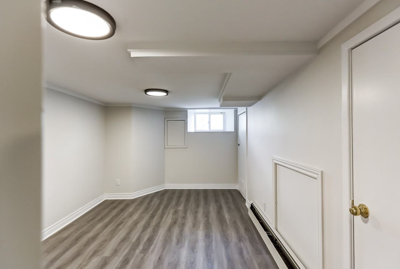 89 Lawrence Ave E - Photo 6 of 14