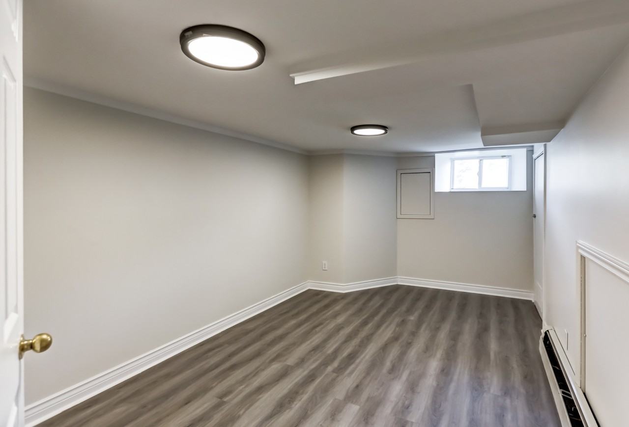 89 Lawrence Ave E - Photo 7 of 14