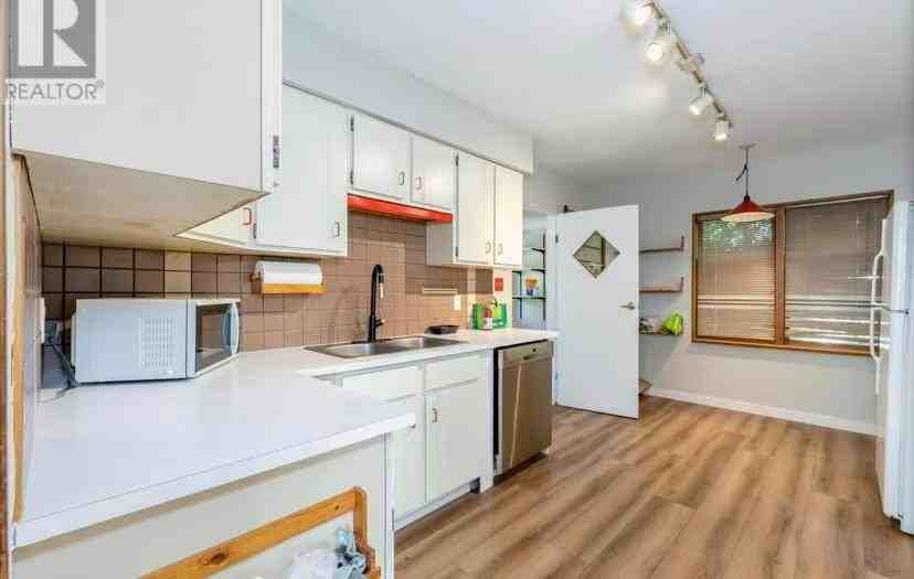 443 Wilson Street - Photo 6 of 12