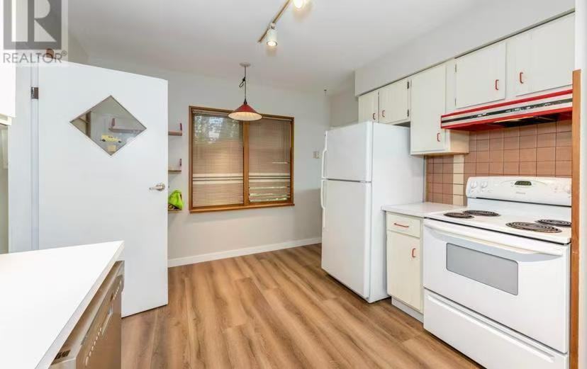 443 Wilson Street - Photo 7 of 12