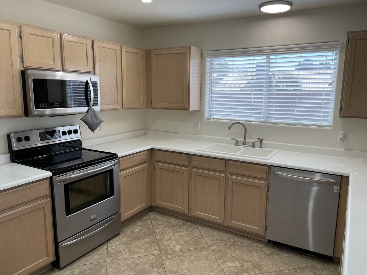 3349 W Abraham Ln #1 - Photo 4 of 9