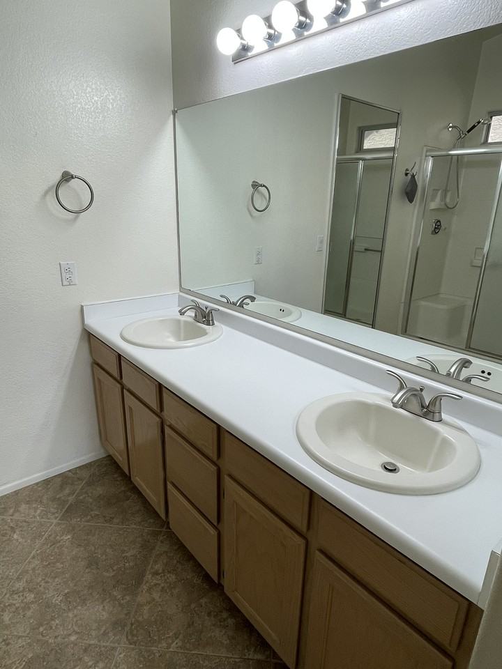 3349 W Abraham Ln #1 - Photo 7 of 9