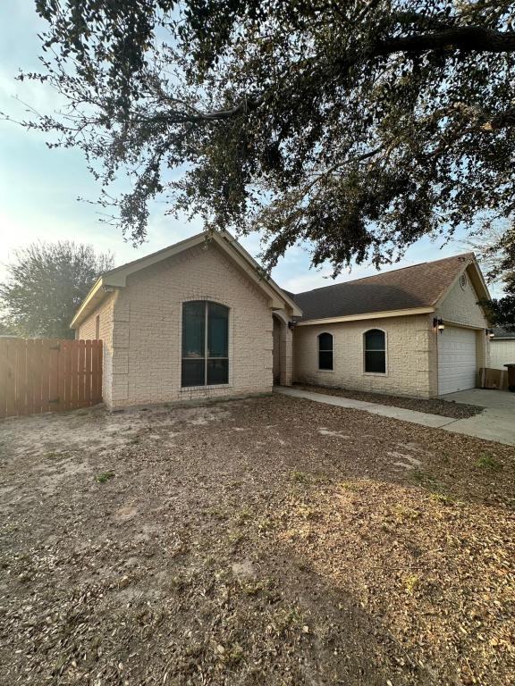 1025 Loyola Dr - Photo 2 of 17