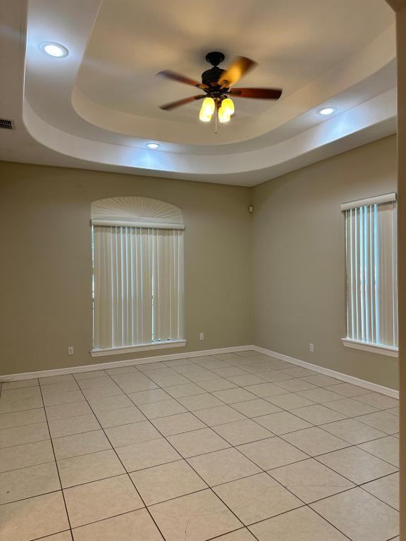 1025 Loyola Dr - Photo 3 of 17