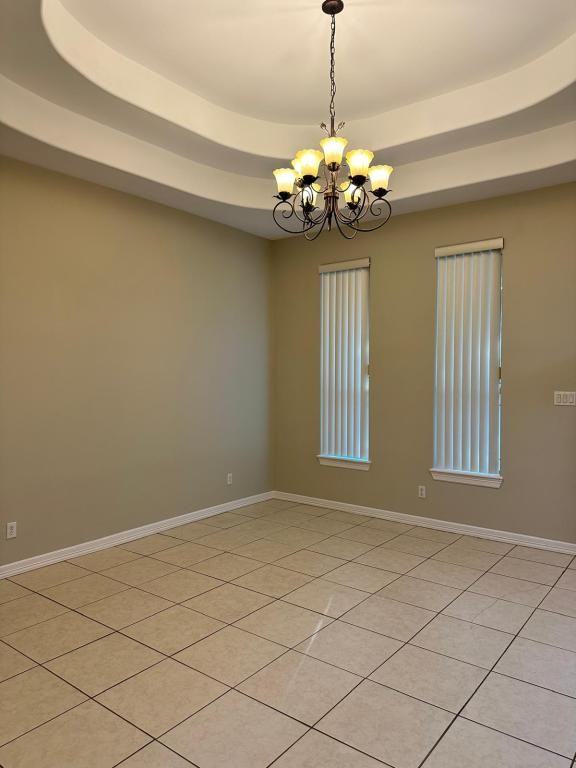 1025 Loyola Dr - Photo 4 of 17