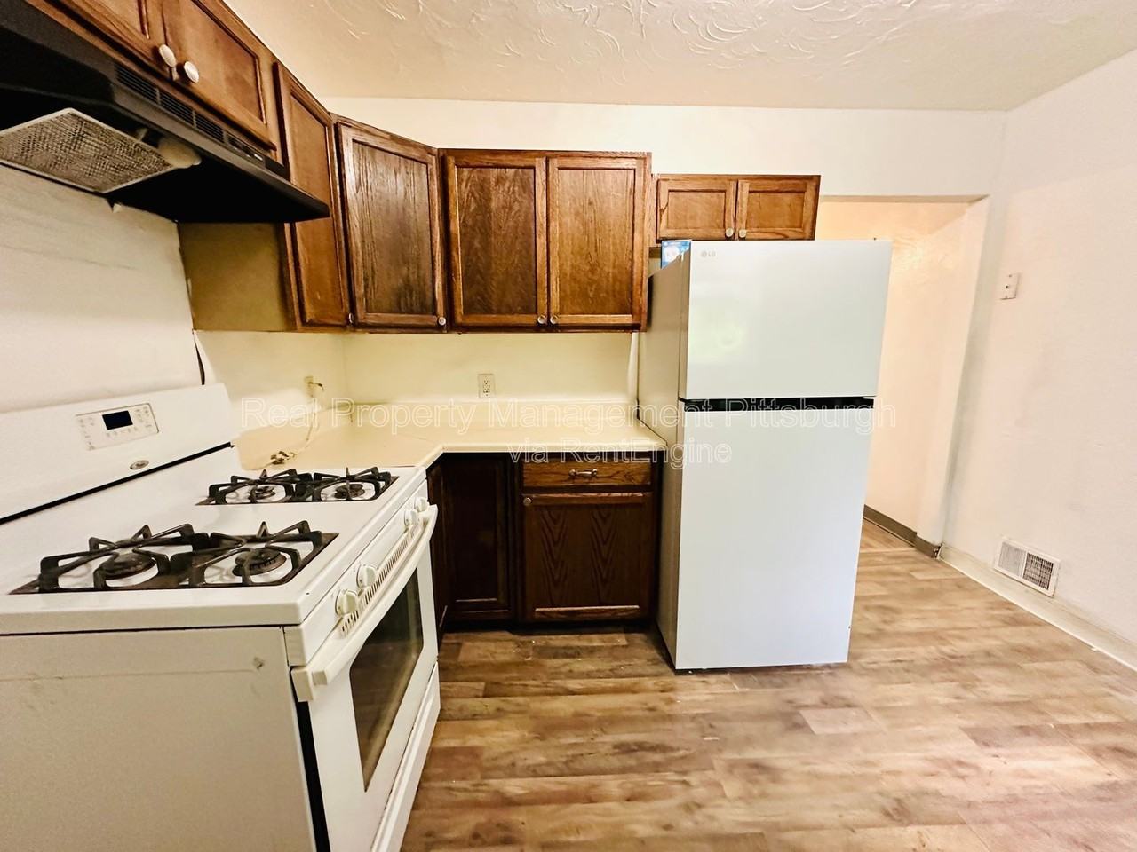 1721 Scott St - Photo 4 of 14