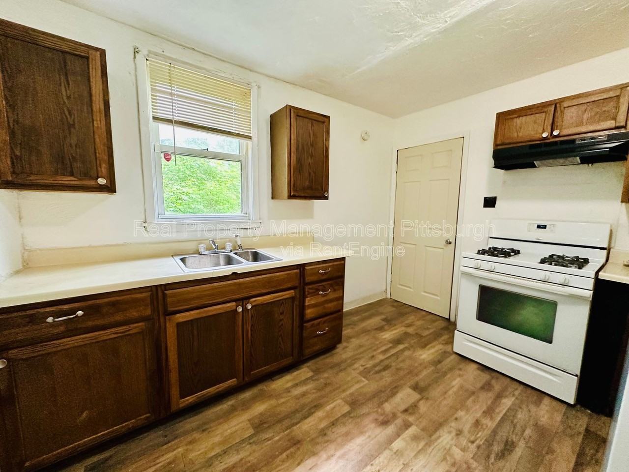 1721 Scott St - Photo 5 of 14