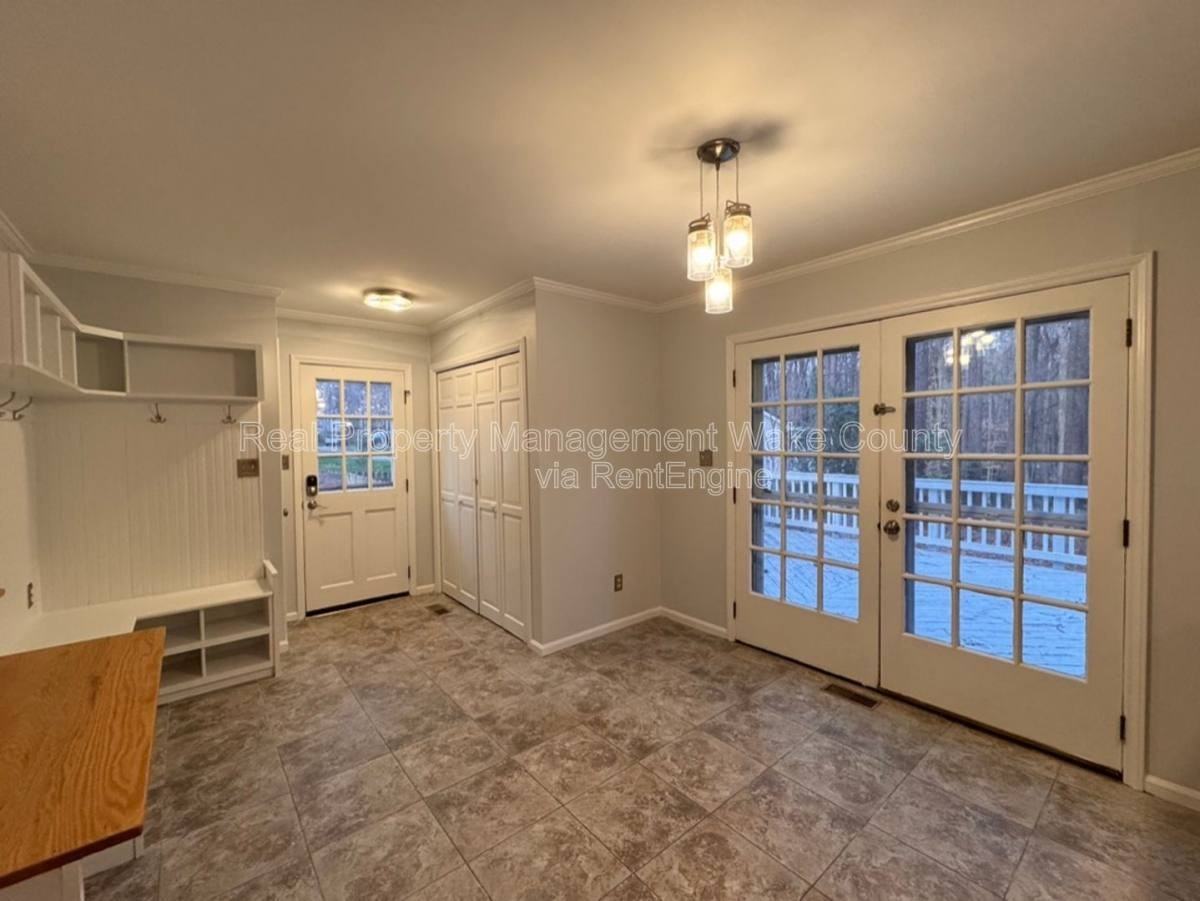 102 Brodick Ct - Photo 3 of 10