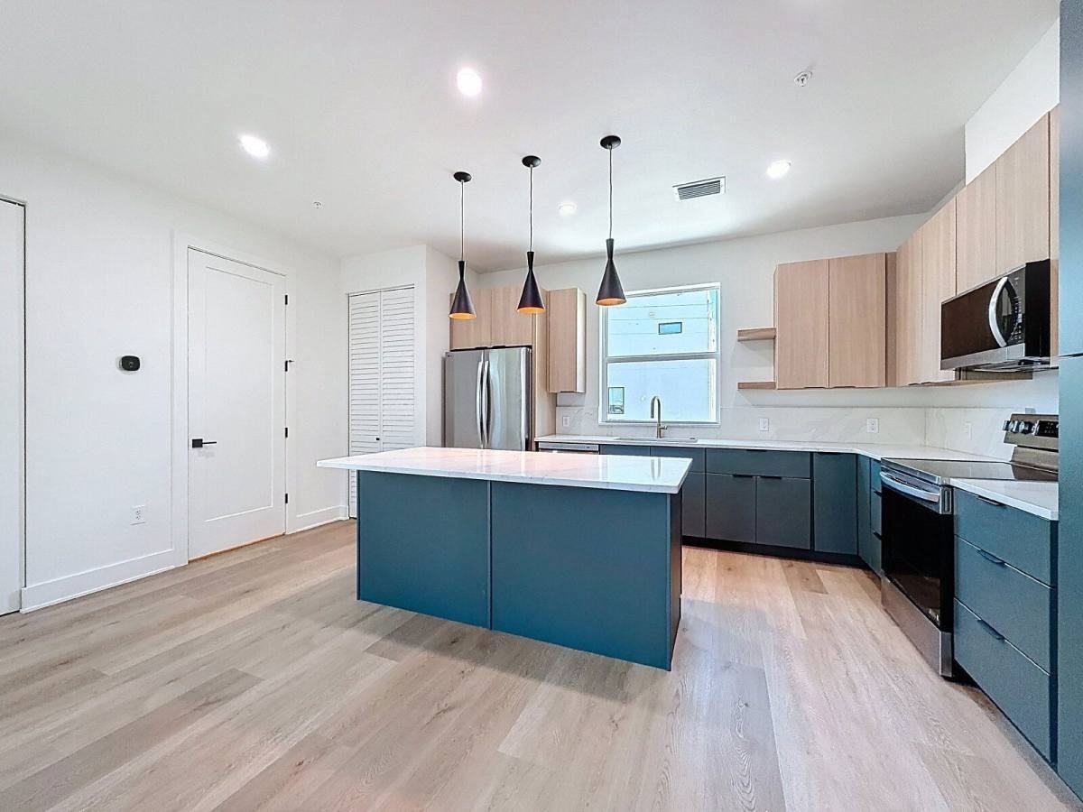336 14th St N - Photo 2 of 10