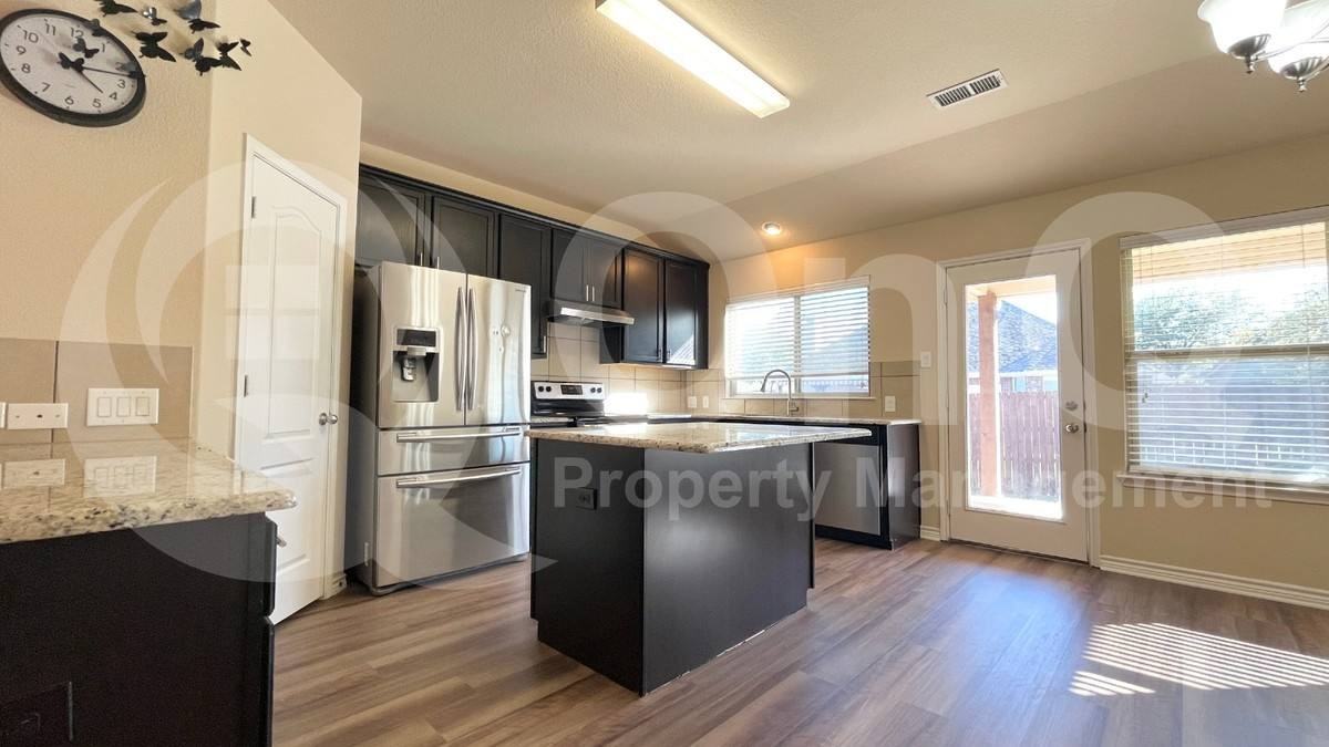 4524 Lakeside Hollow St - Photo 2 of 10