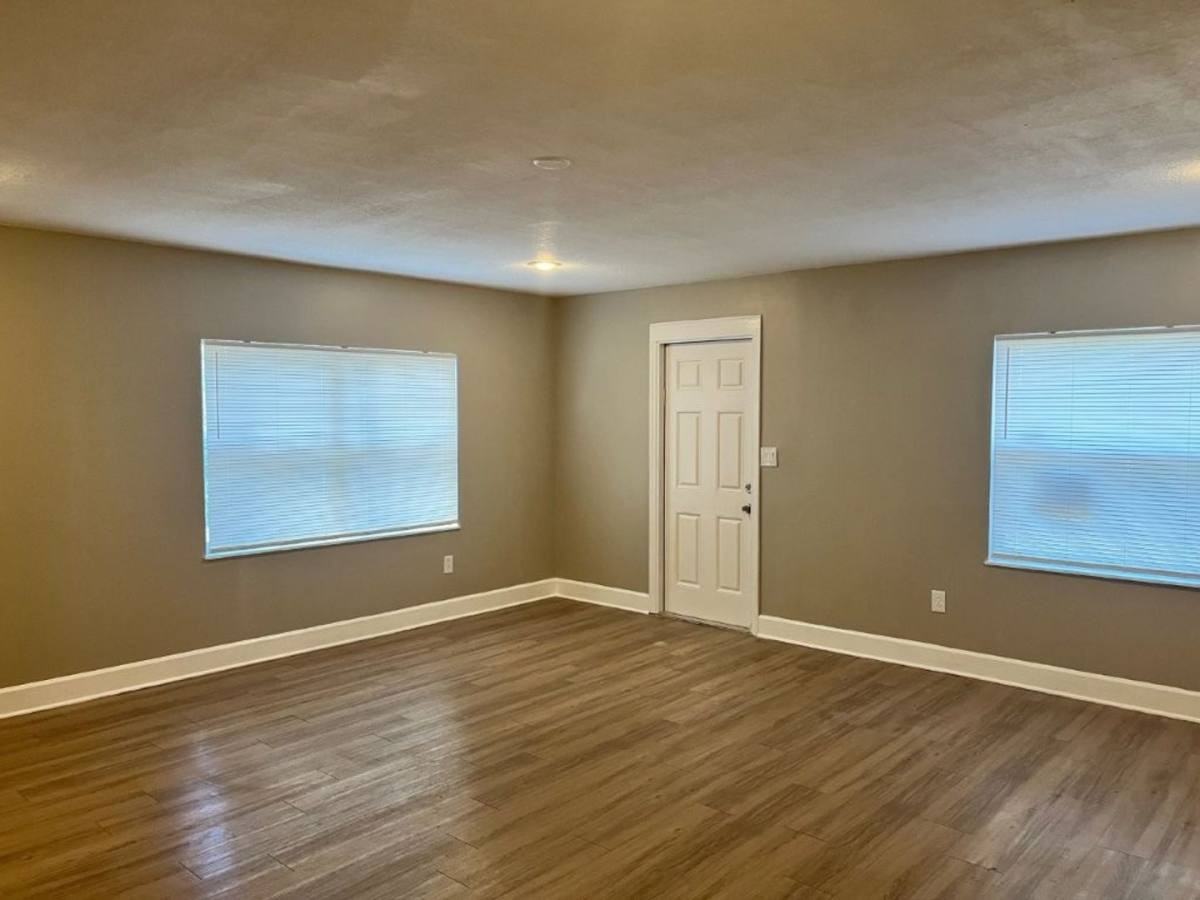 1539 Hialeah St - Photo 2 of 10