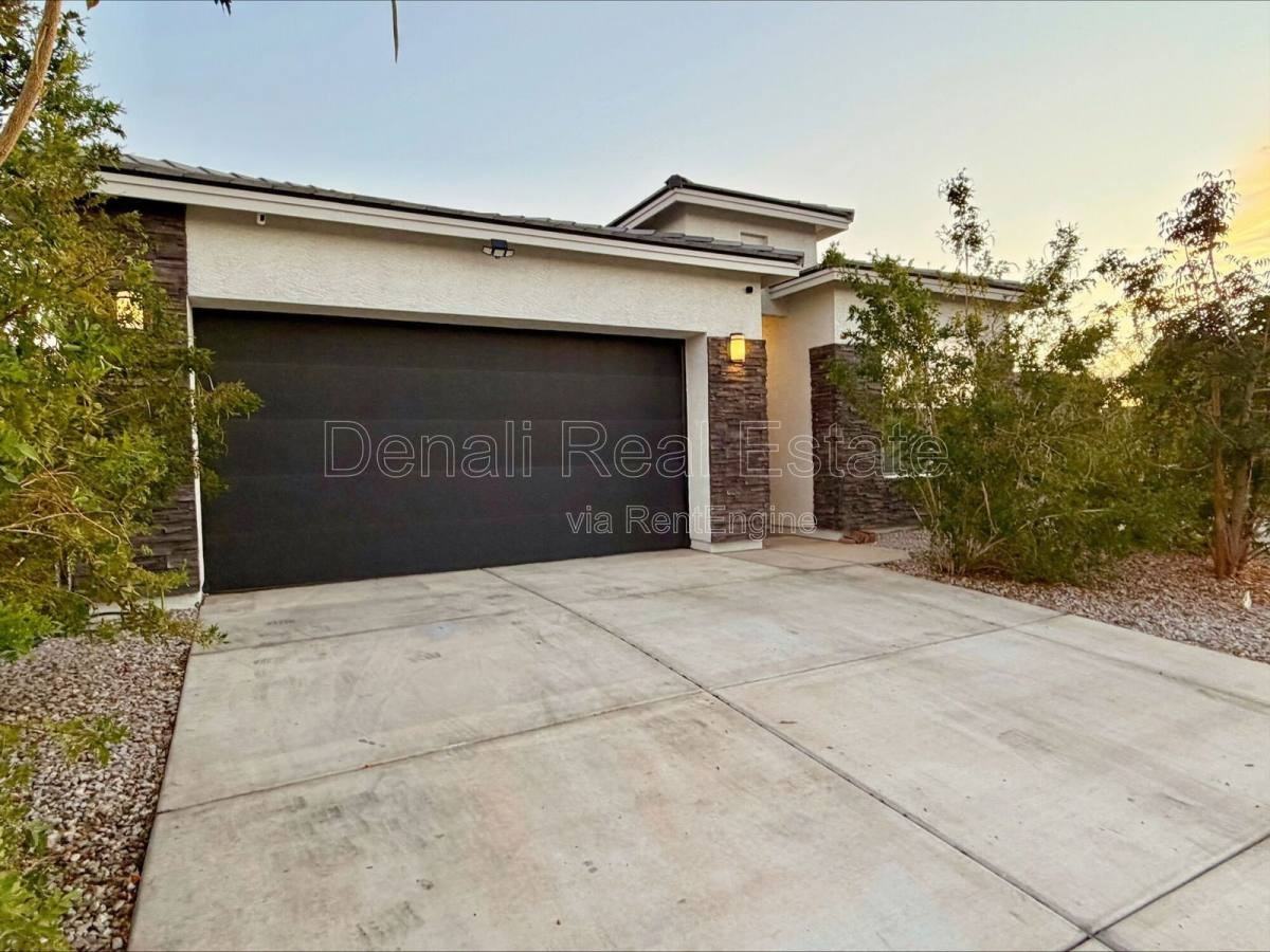 15661 W Smoketree Dr - Photo 2 of 10