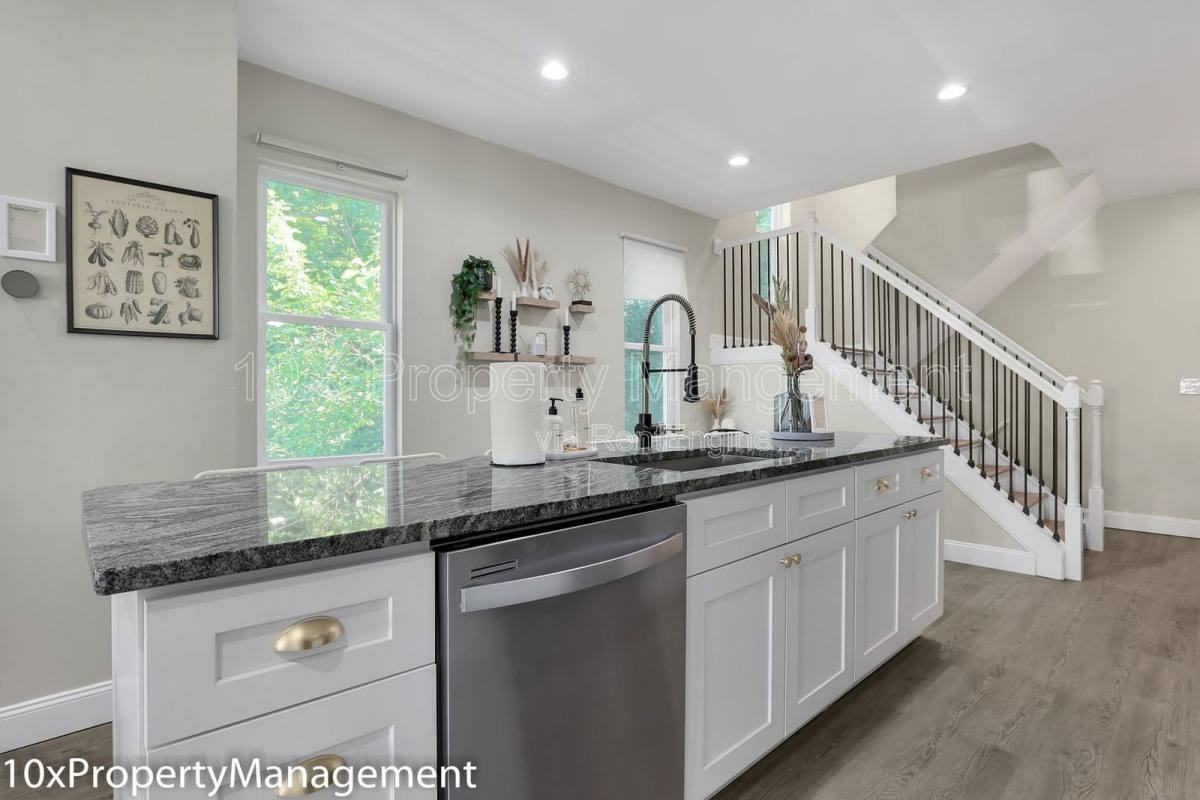 566 Kimball Pl - Photo 3 of 10