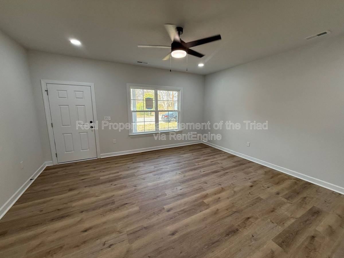 1007 E Barton St - Photo 2 of 10