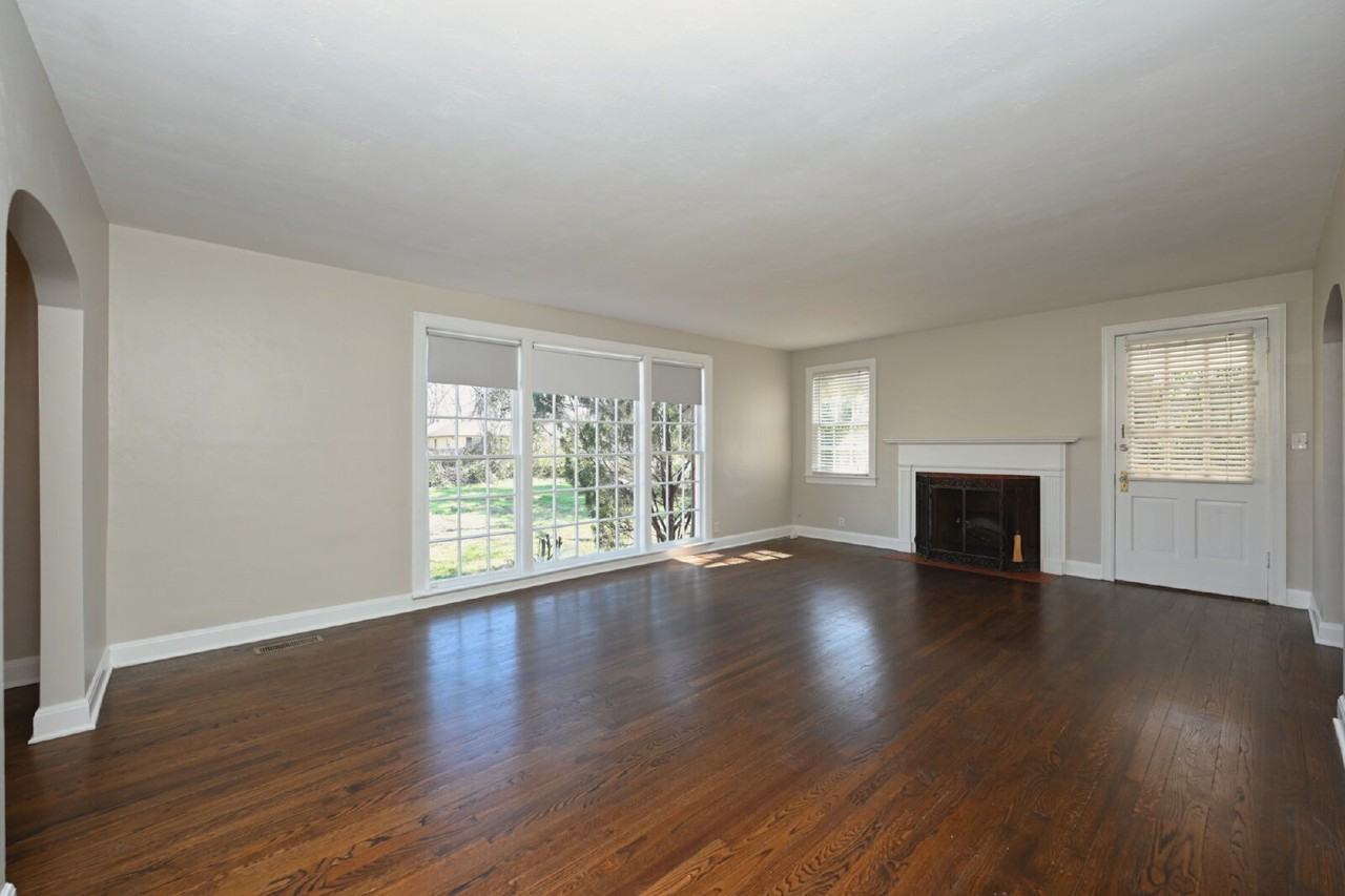 1342 Stratford Ave - Photo 5 of 40