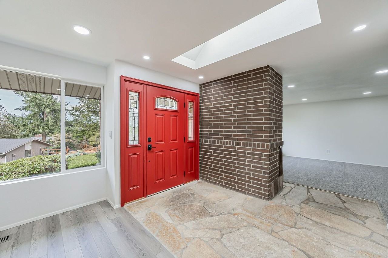 13918 Se 23rd St - Photo 3 of 32