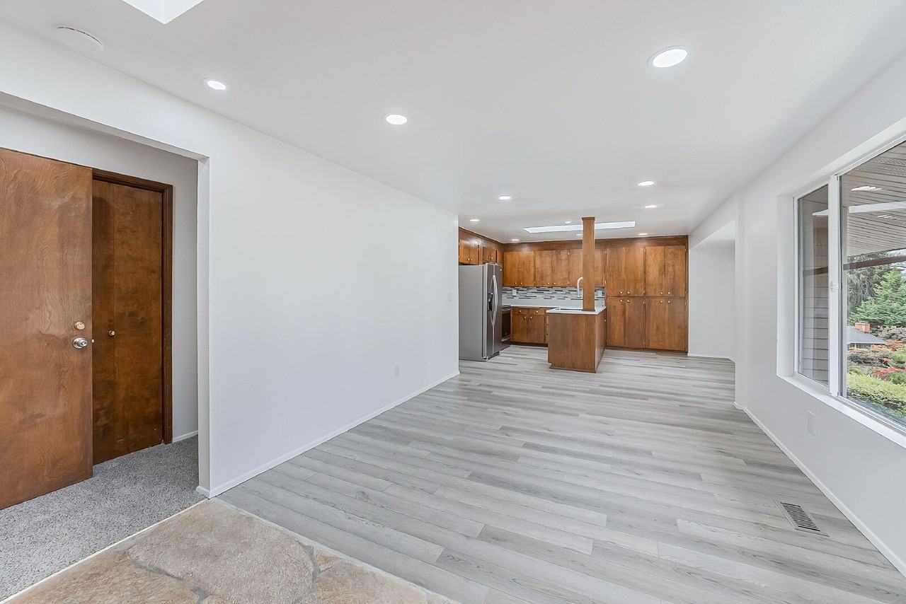 13918 Se 23rd St - Photo 4 of 32