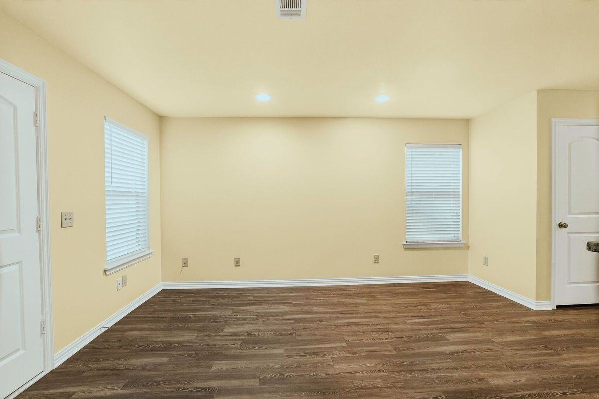 1716 S Waco St - Photo 5 of 35