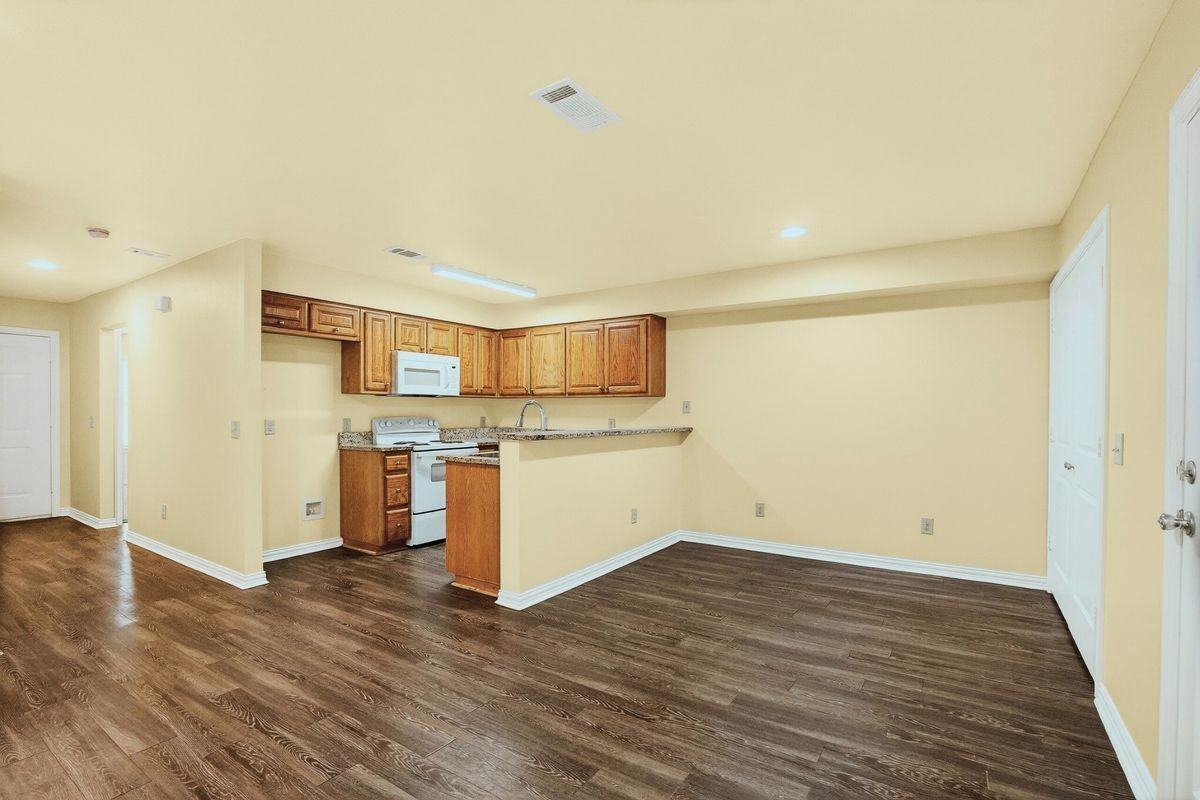 1716 S Waco St - Photo 7 of 35