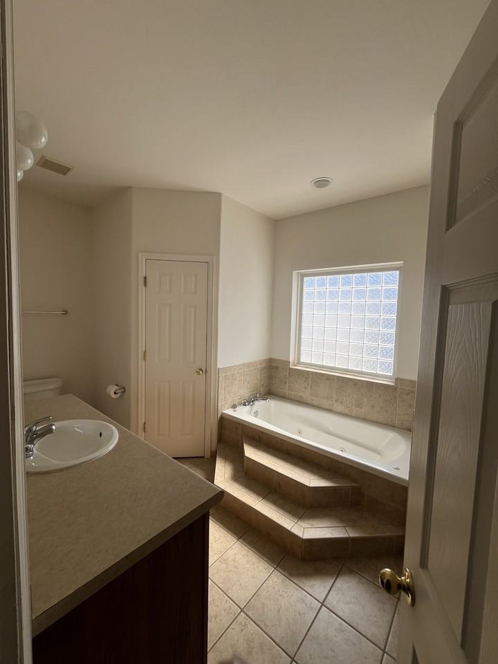 2040 Miami Rd - Photo 5 of 11