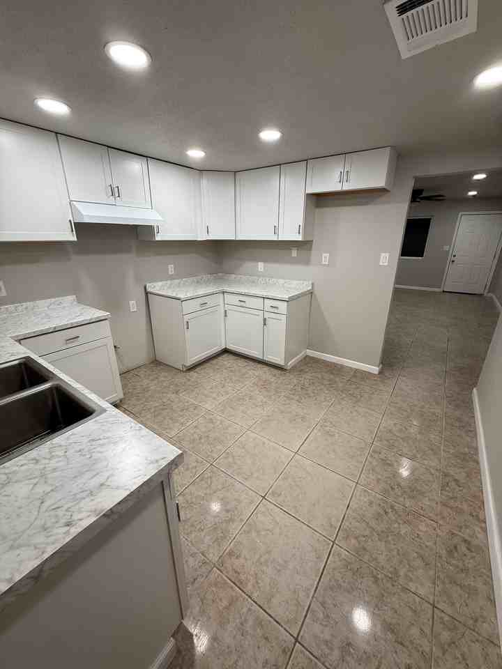 1060 B St - Photo 2 of 18