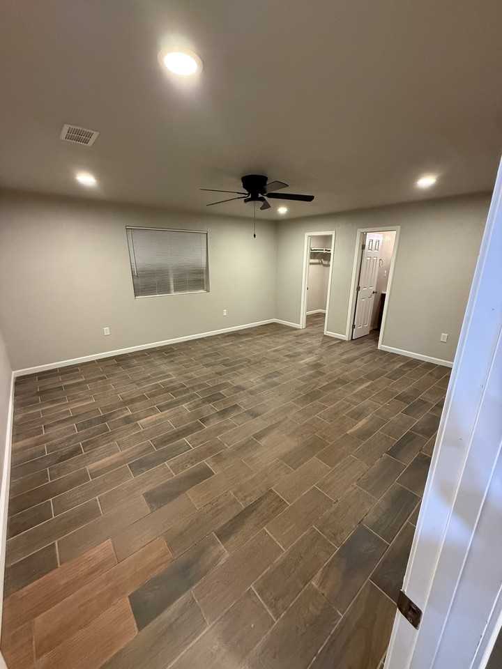 1060 B St - Photo 3 of 18