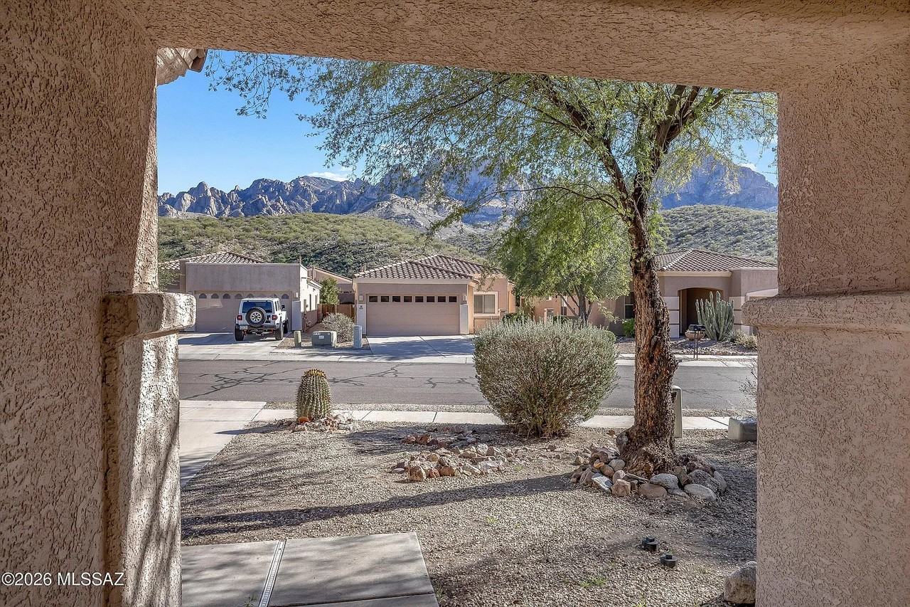 2221 E Stone Stable Dr - Photo 2 of 20