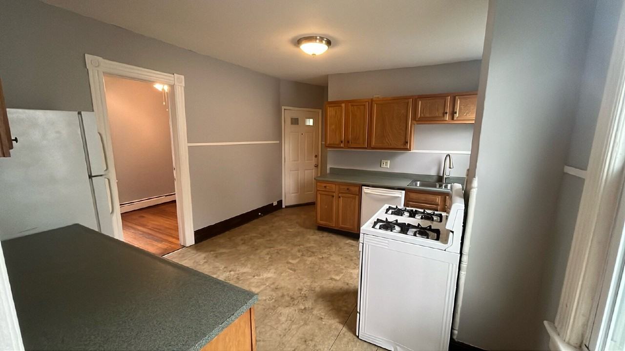 687 State St #B - Photo 6 of 10