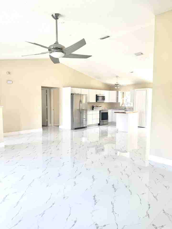 652 Sw Sarazen Ave #NA - Photo 2 of 13