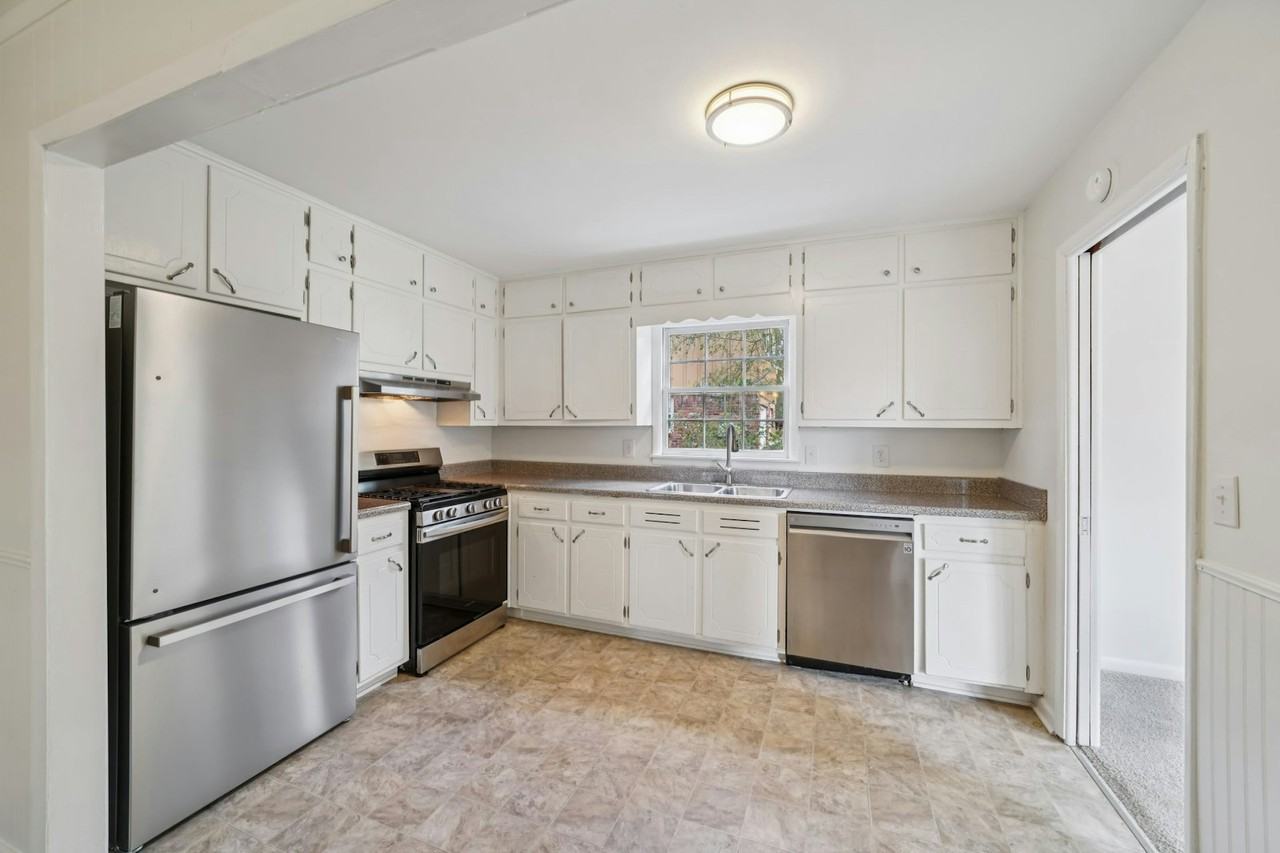 1409 Medina Lane - Photo 5 of 14