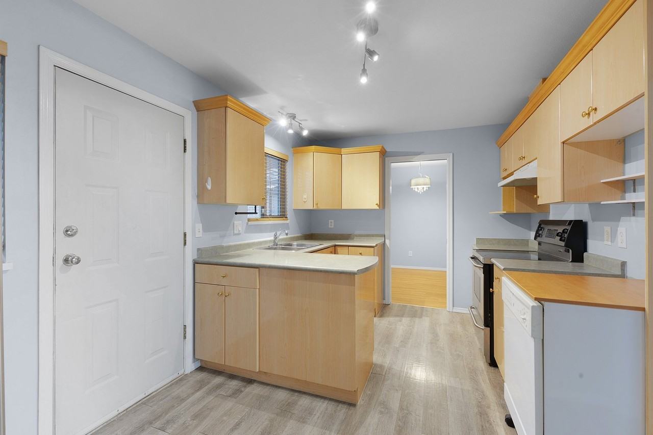 13786 Grosvenor Rd - Photo 7 of 17