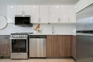 featured image of 2707 Yonge St