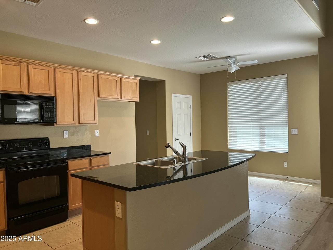 6734 W Blackstone Ln - Photo 6 of 41