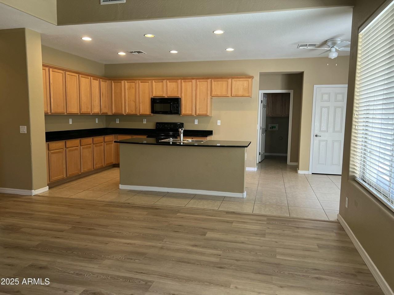 6734 W Blackstone Ln - Photo 7 of 41