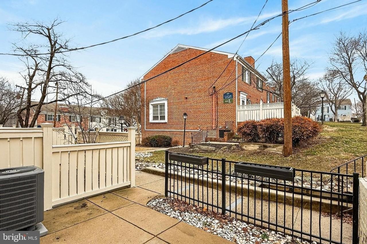 1407 N Van Dorn St - Photo 3 of 36