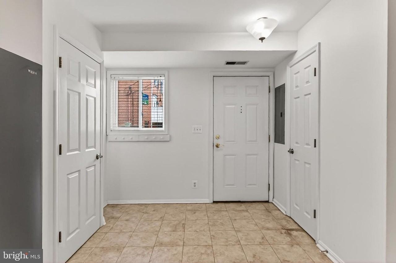 1407 N Van Dorn St - Photo 5 of 36