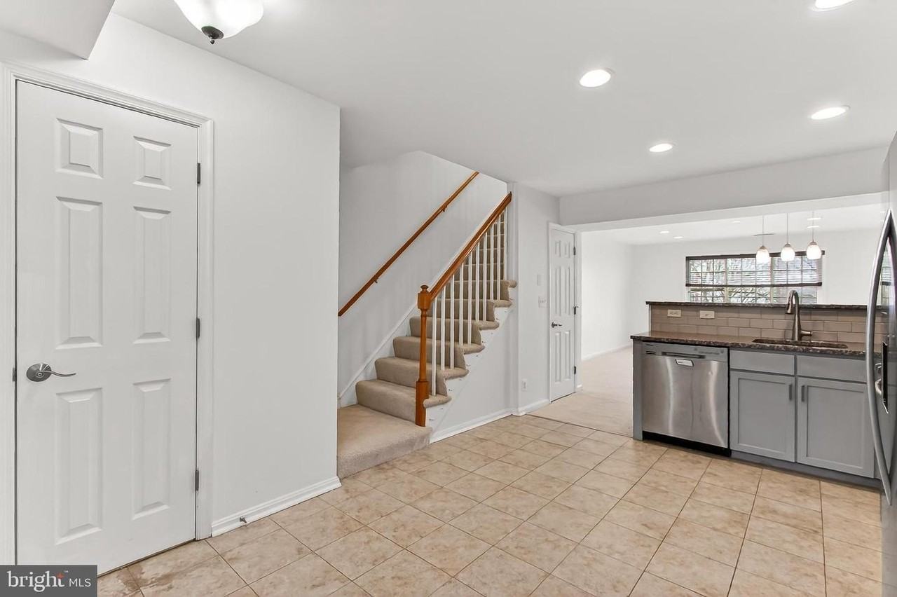 1407 N Van Dorn St - Photo 6 of 36