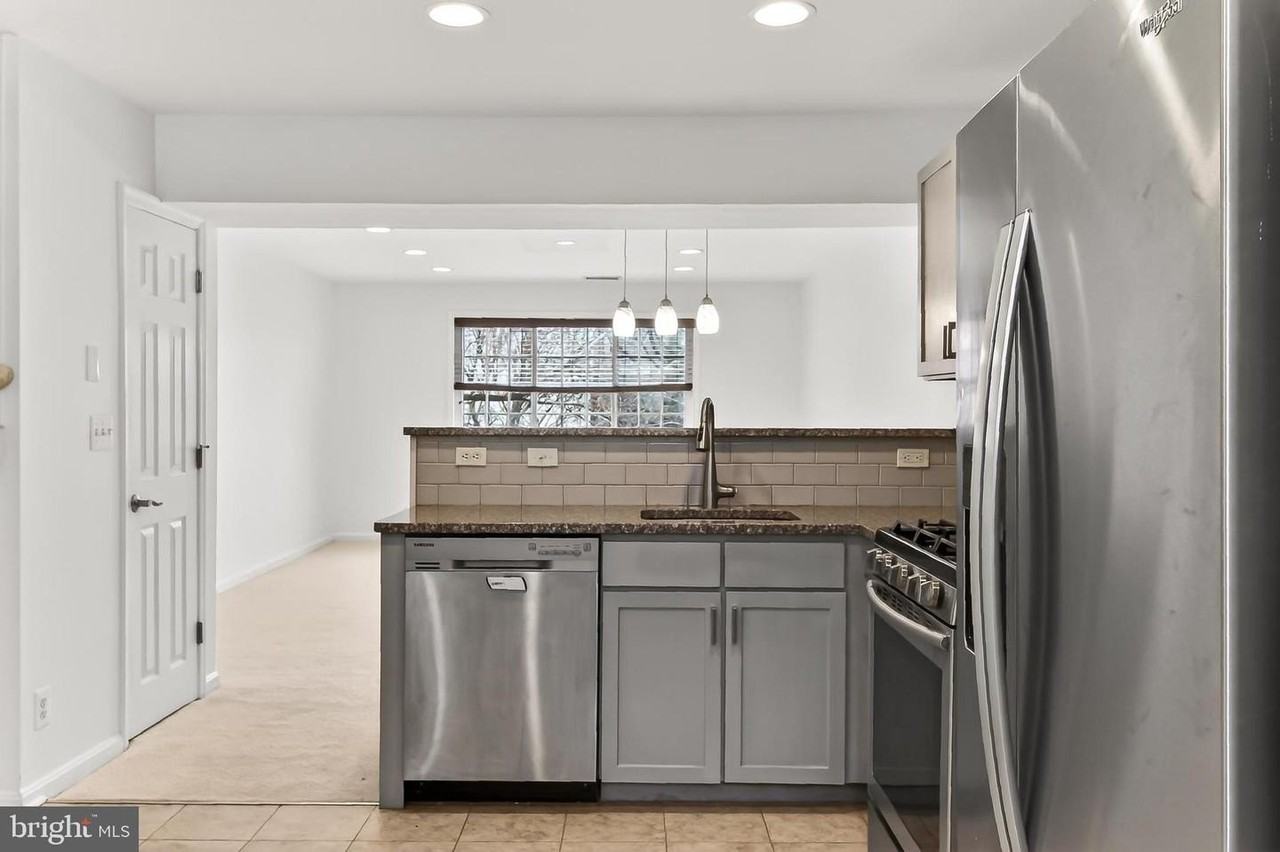 1407 N Van Dorn St - Photo 7 of 36