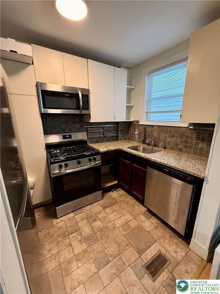 619 School St - Photo 2 of 8