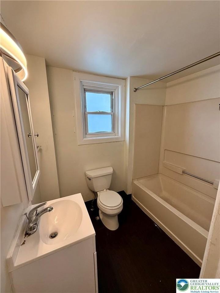 619 School St - Photo 3 of 8