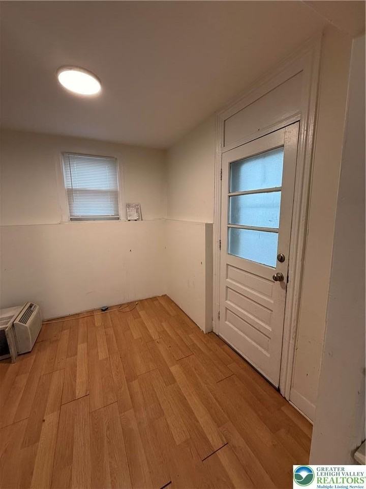 619 School St - Photo 4 of 8