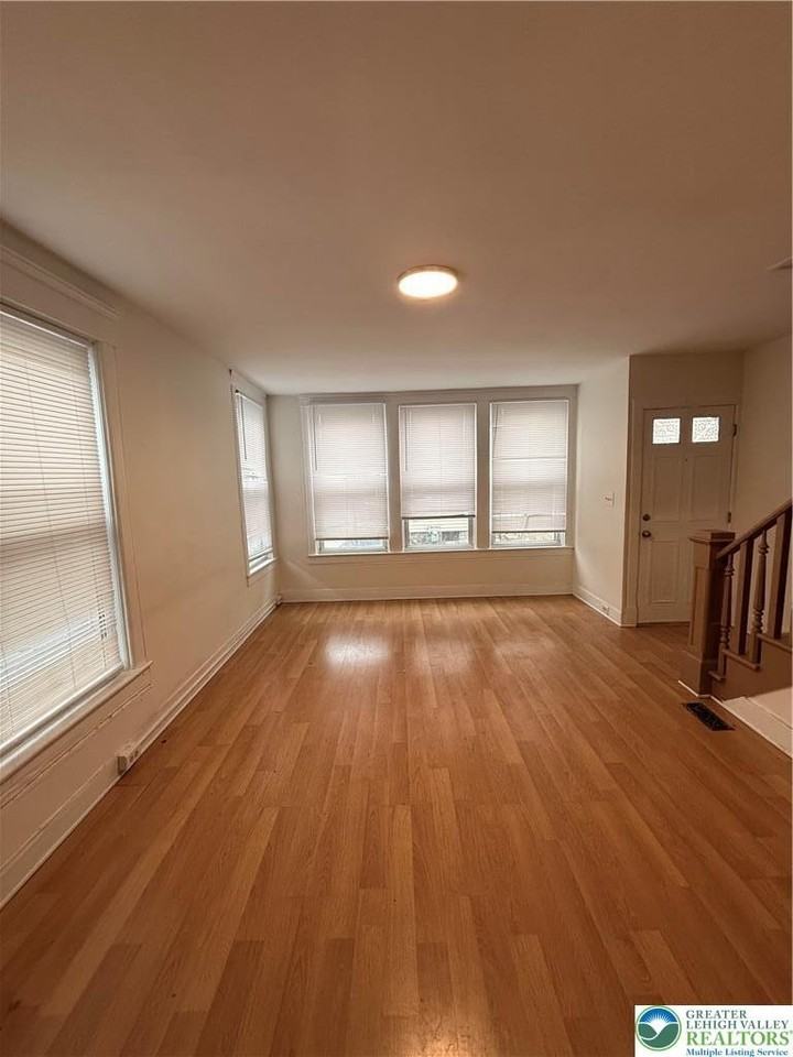 619 School St - Photo 5 of 8