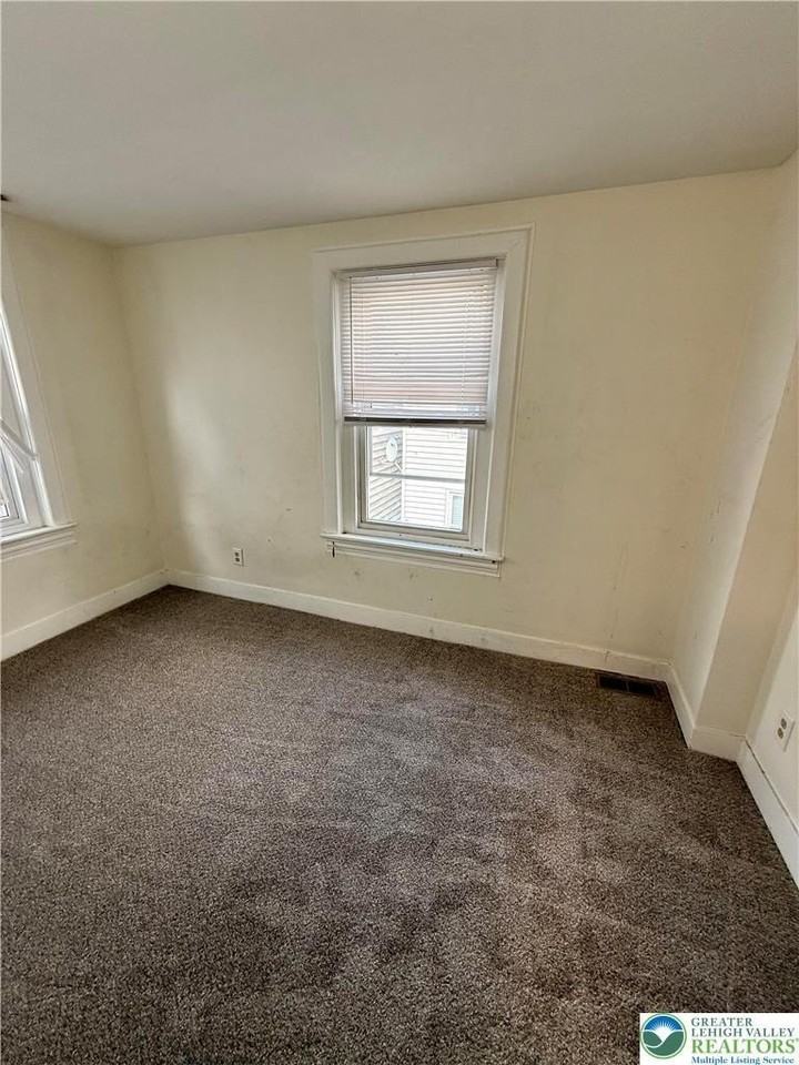 619 School St - Photo 7 of 8