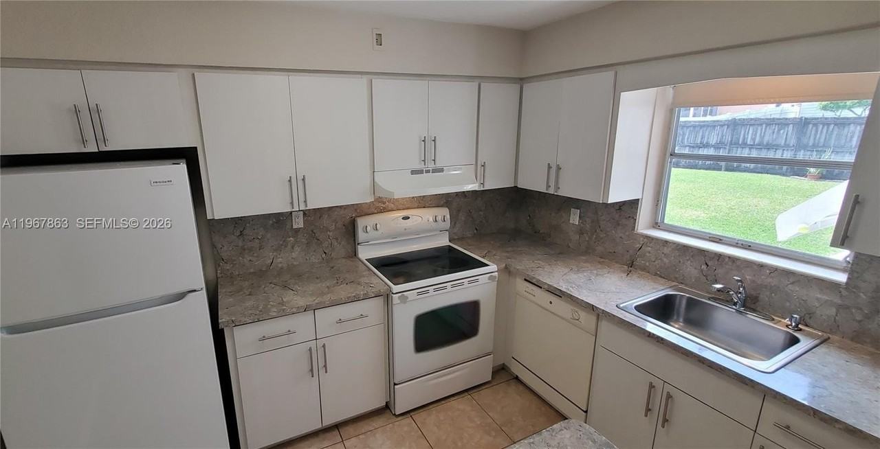 1900 N 32nd Ct - Photo 5 of 14