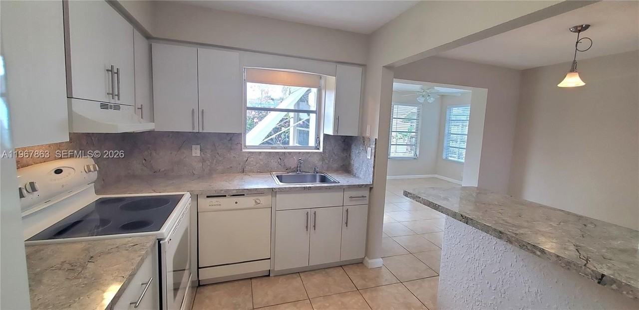 1900 N 32nd Ct - Photo 6 of 14