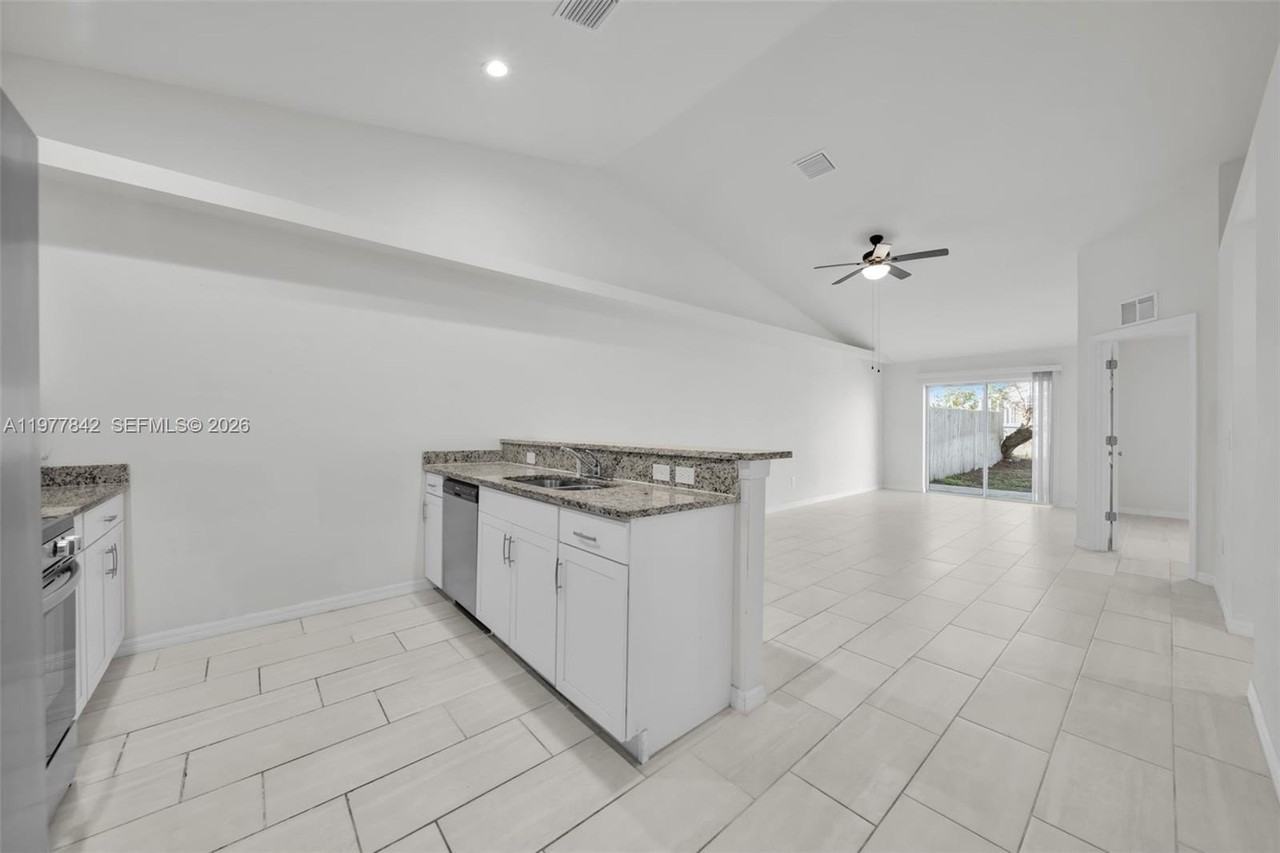 614 Sw 3rd Ct #614 - Photo 5 of 28