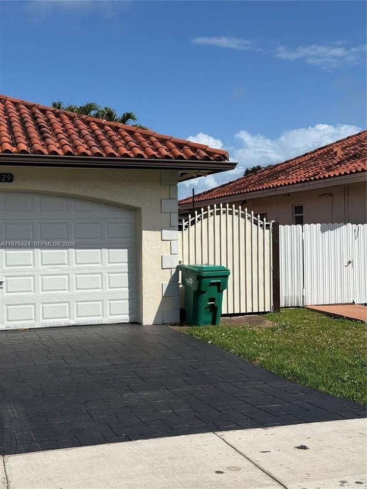 18529 Sw 97th Pl #1 - Photo 2 of 21